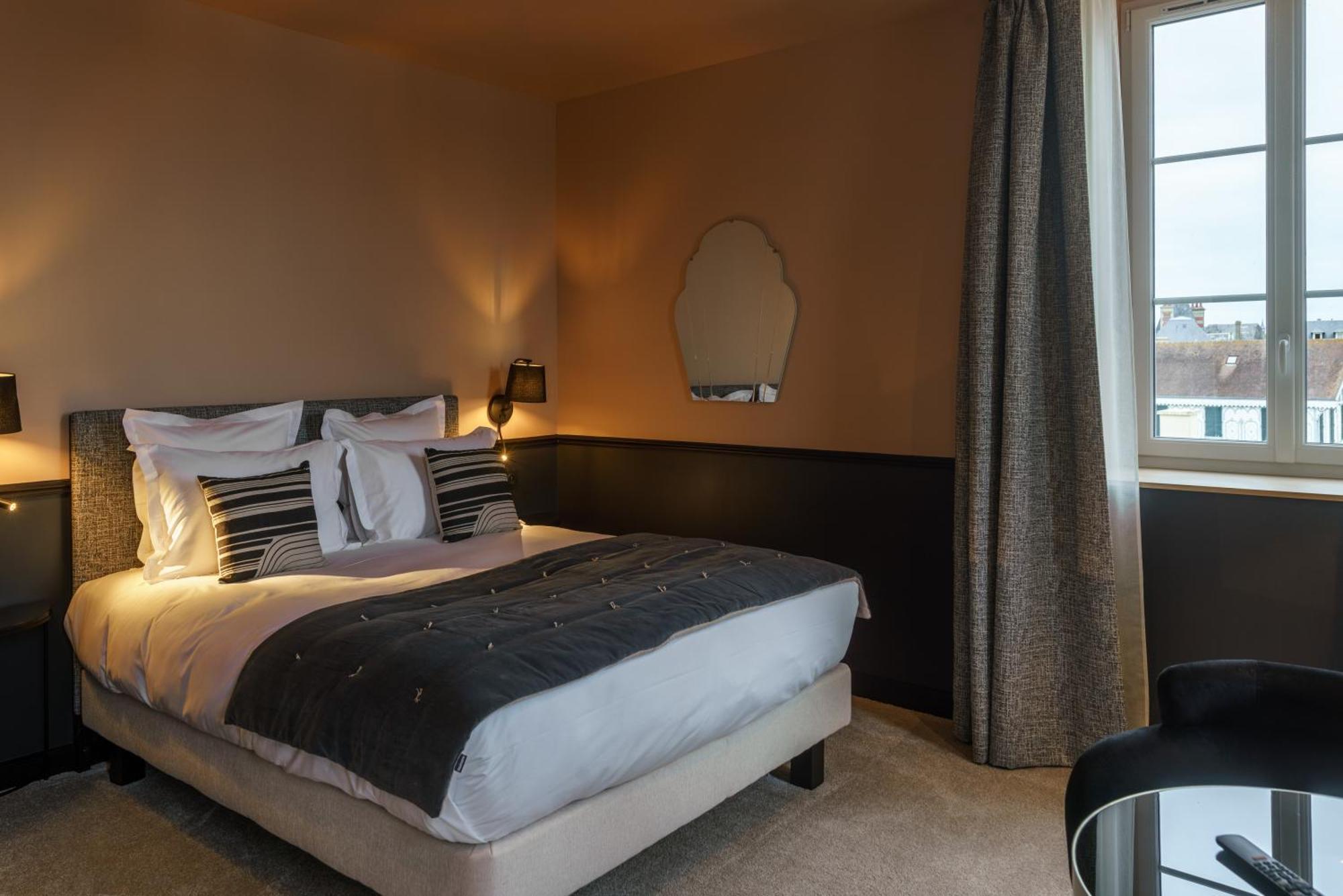Hotel De La Plage Lion-sur-Mer Ngoại thất bức ảnh